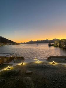 una vista de un cuerpo de agua al atardecer en Royal Skir apartment sea view, en Tromsø