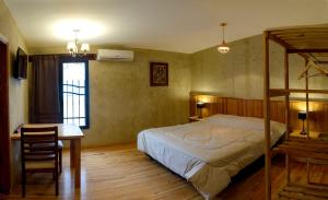 a bedroom with a bed and a table and a desk at Apartamentos Siete Cavas in Bahía Blanca