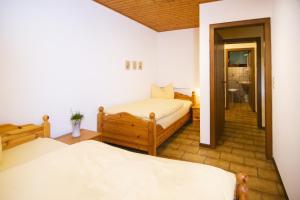 een kamer met 2 bedden en een badkamer bij Ferienhaus Blumenhain - Wohnung "Kirchblick" in Bad Wünnenberg