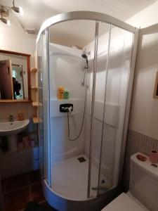 W łazience znajduje się prysznic ze szklanymi drzwiami. w obiekcie Hof Mellon w mieście Plouguernével