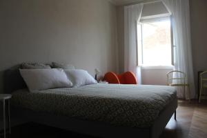 a bedroom with a bed with a window and chairs at Castruccio 4 - casa con vista sulla via Francigena in Fucecchio