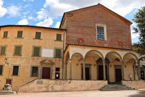 un vieux bâtiment en briques avec des arches sur le côté dans l'établissement Castruccio 4 - casa con vista sulla via Francigena, à Fucecchio