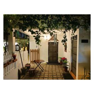 patio con tavolo e porta in legno di Reds Residency - Homestay a Cochin