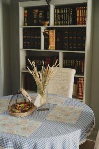 una mesa con una cesta de flores y libros en Country house 2 en Ktistádes