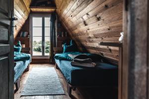 a room with two beds in a log cabin at Hof Mellon in Plouguernével