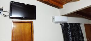 Una televisión o centro de entretenimiento en Alojamientos Kekitos