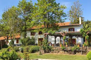 una gran casa blanca con techo rojo en Quinta Flores, en Ferreira do Zêzere