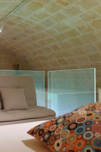 um quarto com uma cama, um sofá e um tecto em Tell me why Puglia em Corato