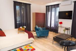 1 dormitorio con 1 cama, 1 silla y 1 mesa en City Life Rijeka en Rijeka