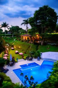 Bazén v ubytování Finca Hotel Loma Verde nebo v jeho okolí