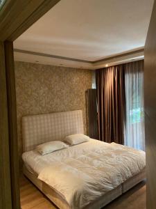 Postel nebo postele na pokoji v ubytování Nişantaşı’nda lüks daire