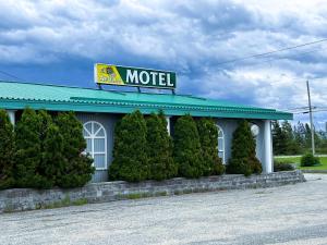 a motel with a sign on top of a building at Apollo Motel in Kapuskasing
