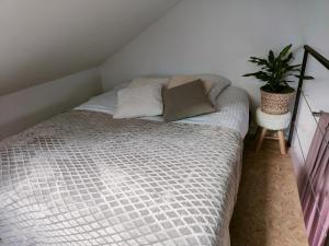 Un dormitorio con una cama con una planta. en Dans les étoiles, en Cuttura