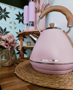 a pink electric tea kettle on a table at Dans les étoiles in Cuttura