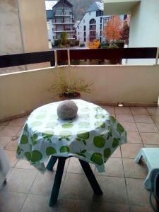 a table with a cushion on top of a balcony at st lary bien vivre skis randonnée in Saint-Lary-Soulan +2 photos