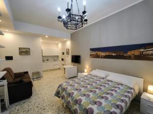 ナポリにあるLa Dimora dell'Avvocatoのベッドルーム1室(大型ベッド1台、シャンデリア付)