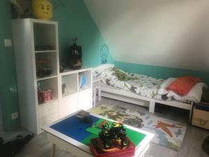 - une chambre pour enfants avec un lit et une table dans l'établissement Belle longère - proche circuit 24h, à Roézé-sur-Sarthe