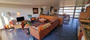 un soggiorno con divano e TV di Cozy house at the lake a Nazareth