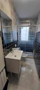 Ένα μπάνιο στο Apartamento Manzanera +29 φωτογραφίες