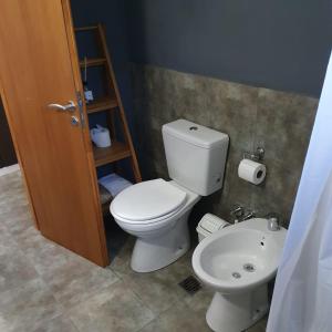 un baño con inodoro y lavabo en Ojo de Agua Mono, en San Martín de los Andes