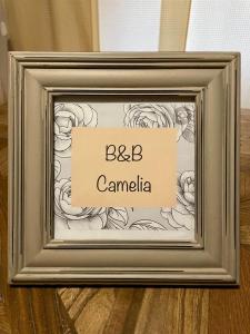 ein Bilderrahmen mit einem Schild, das bc canada liest in der Unterkunft B&B Camelia in Città di Castello
