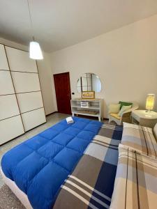 ein Schlafzimmer mit einem großen blauen Bett in einem Zimmer in der Unterkunft B&B Camelia in Città di Castello