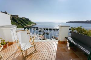 balkon z ławką i widokiem na ocean w obiekcie TORRETTA CORRICELLA- Punta dei Monaci w mieście Procida
