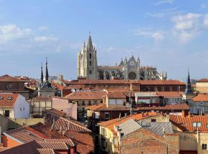 widok na miasto z dachami budynków w obiekcie The View - Apartamento reformado con vistas a la Catedral - leonapartamentos w mieście León