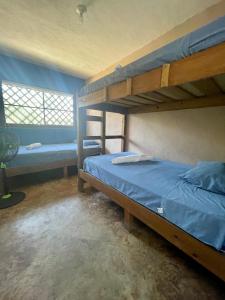 Johnnys Place Hotel客房内的一张或多张床位