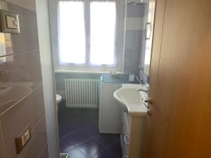 A bathroom at Angeli Dolomiti House2