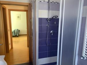 A bathroom at Angeli Dolomiti House2