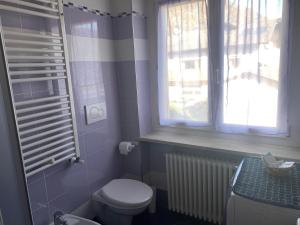 A bathroom at Angeli Dolomiti House2