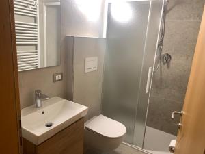 A bathroom at Angeli Dolomiti House2