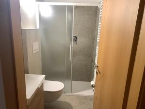 A bathroom at Angeli Dolomiti House2