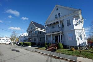 una casa blanca en una calle con dos casas en Entire Cozy House near Moody St, Bentley, Brandeis, en Waltham