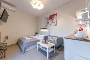 Camera con letto, divano e tavolo di Athens Acropolis House ad Atene