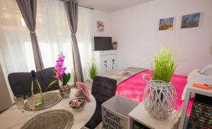 Sala de estar con cama y mesa con flores en Apartments Mary & Private FREE PARKING en Rovinj