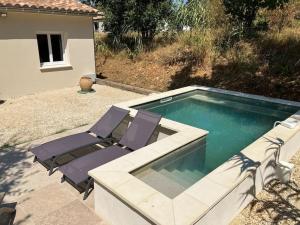 Bazén v ubytovaní Logement avec piscine Gorges de l'Ardèche alebo v jeho blízkosti