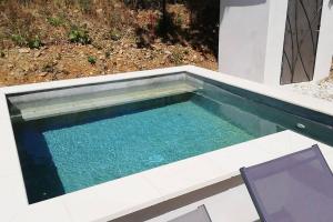 Bazén v ubytování Logement avec piscine Gorges de l'Ardèche nebo v jeho okolí