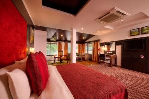 เตียงในห้องที่ Renest River Country Resort Manali