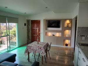 une salle à manger avec une table et un chiffon de table dans l'établissement InterLaken Apart & Suites, à Villa Carlos Paz