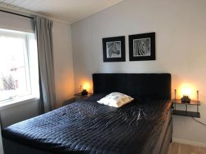 um quarto com uma cama com uma almofada em Cottage by the river em Avesta