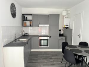 a kitchen with a sink and a table with chairs at ‘T Singeltje in Leiden