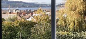 ventana con vistas a la ciudad y al agua en Estuary view, en Exmouth