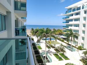 uitzicht op het strand vanaf het balkon van een resort bij Apartamento con vista al mar in Cartagena