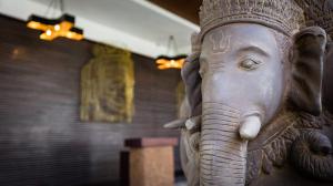 eine Statue eines Elefanten mit einer Krone auf dem Kopf in der Unterkunft Anansaya La Maison in Siem Reap