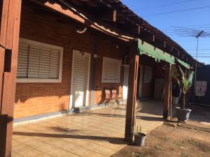 un porche de una casa con un edificio en Pousada Catarinense, en Chapada dos Guimarães