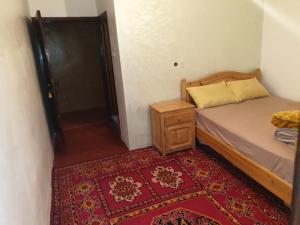 En eller flere senge i et værelse på Guest House Imdoukal