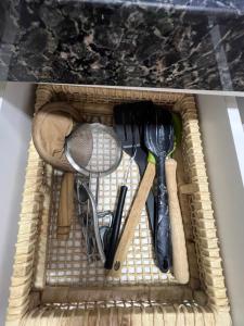 un cajón lleno de utensilios de cocina en un mostrador en Flat em Gravatá Monte Castelo, en Gravatá