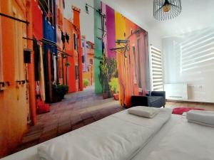 Posteľ alebo postele v izbe v ubytovaní Kikötő Sétány Apartman I. + 37 fotografií